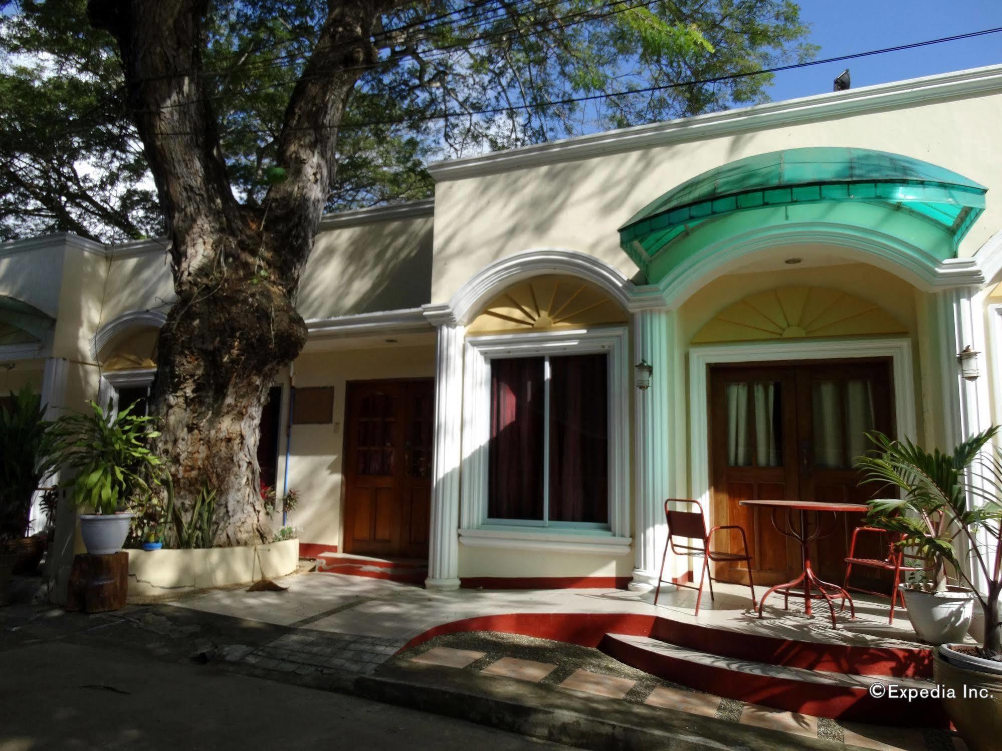 D'Lucky Garden Inn & Suites Tiniguiban Екстериор снимка