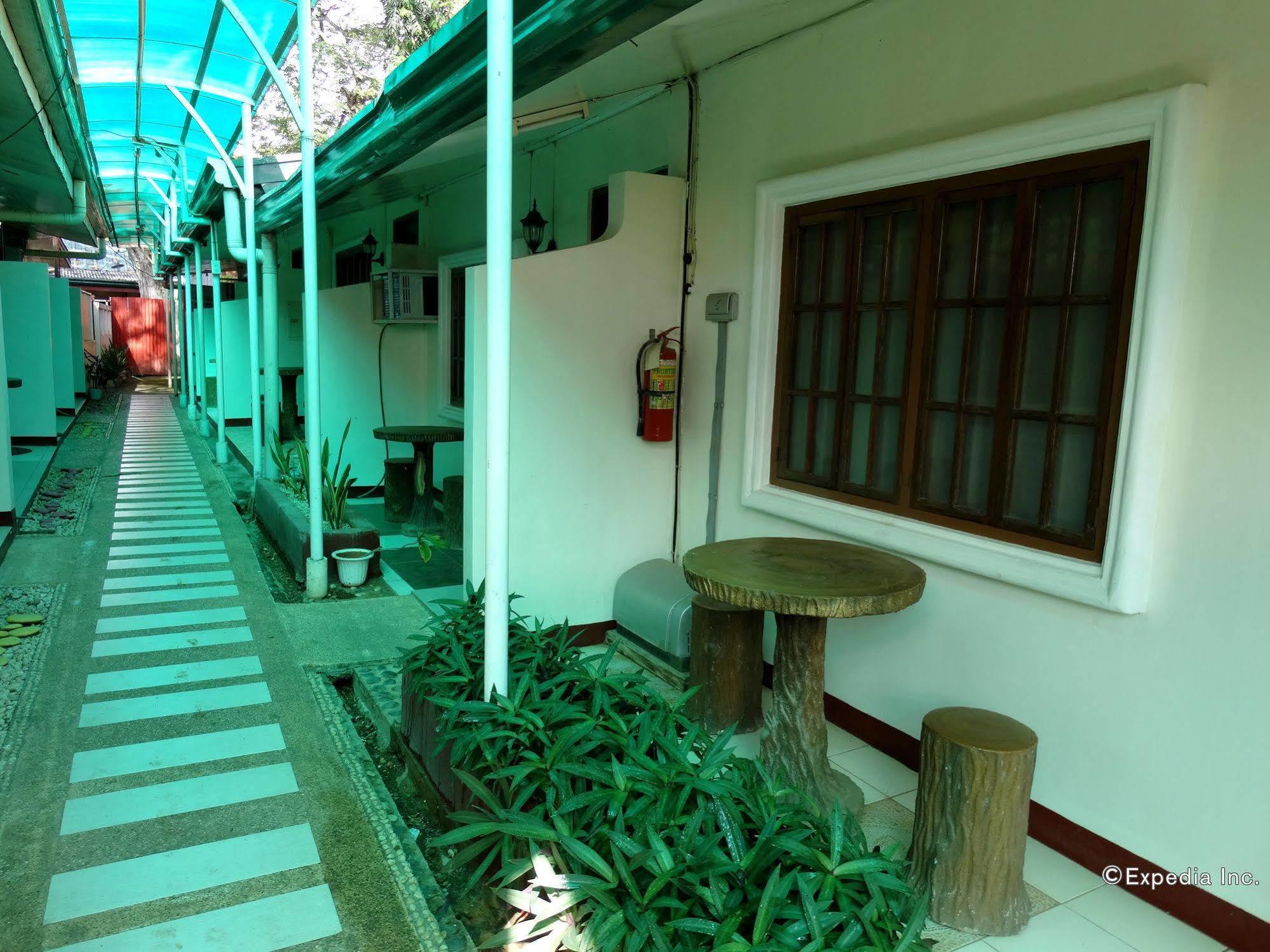 D'Lucky Garden Inn & Suites Tiniguiban Екстериор снимка