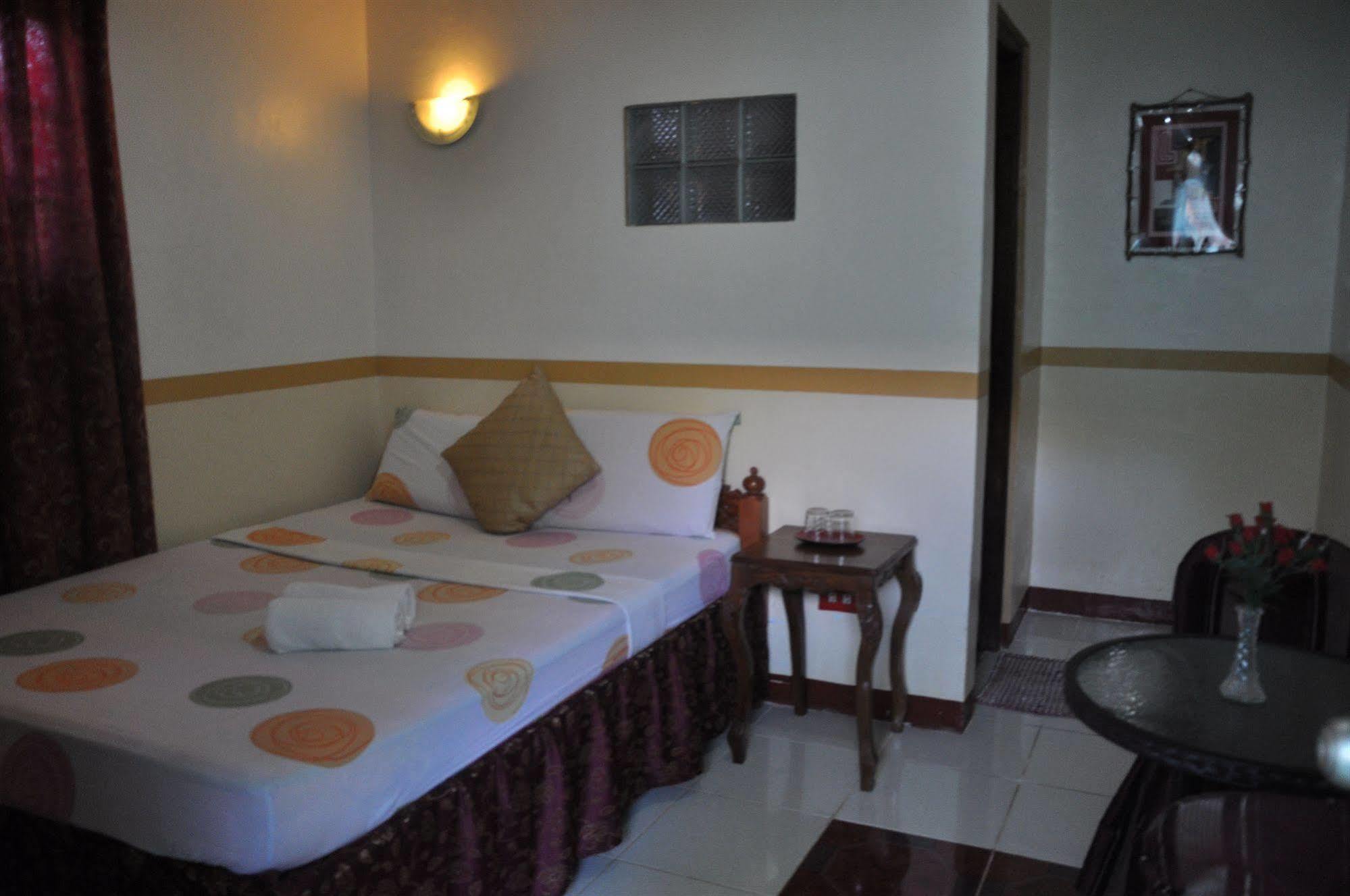 D'Lucky Garden Inn & Suites Tiniguiban Екстериор снимка