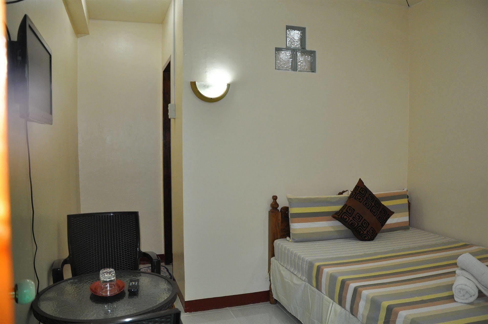 D'Lucky Garden Inn & Suites Tiniguiban Екстериор снимка